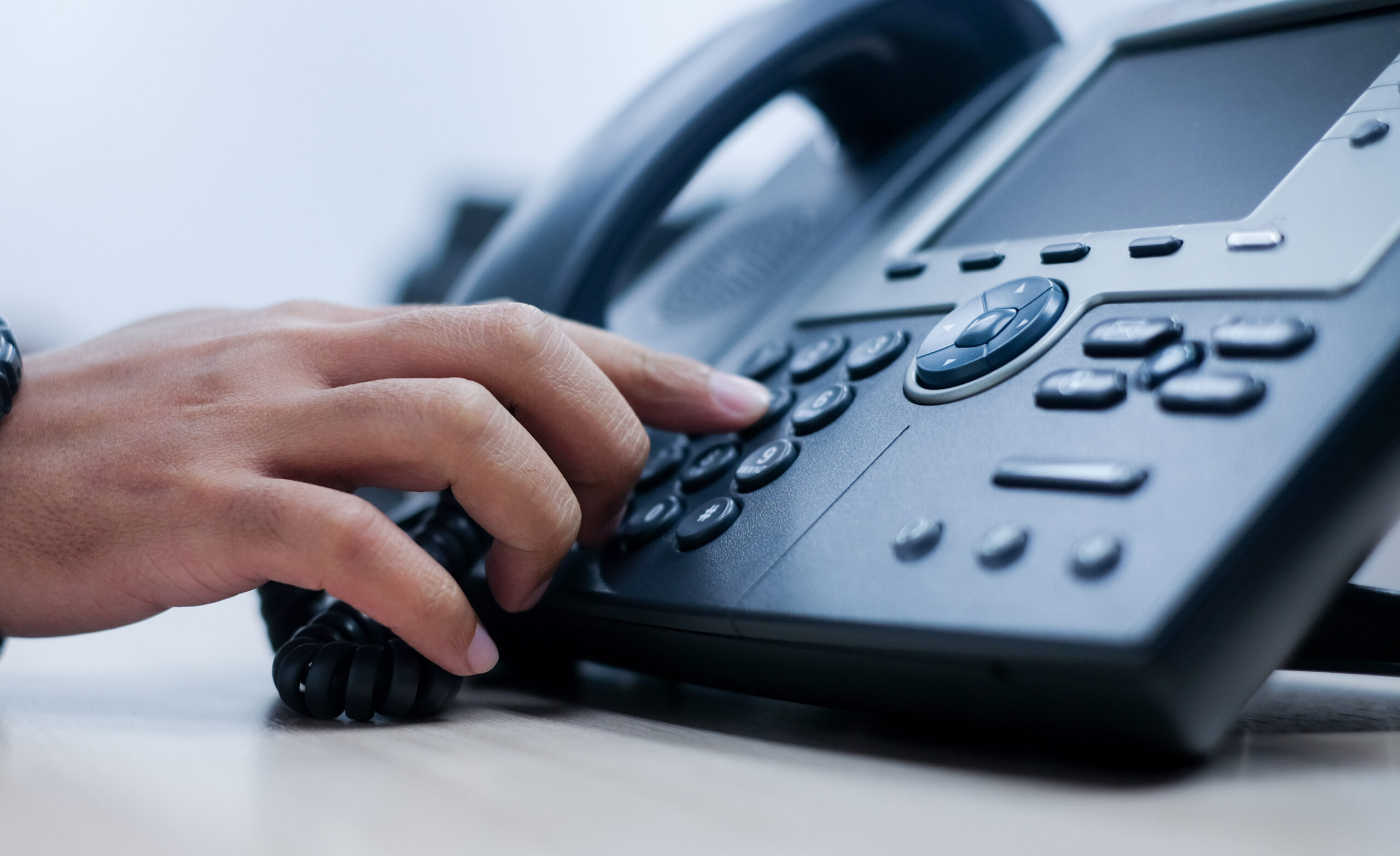 A 2026 Guide to AI-Enabled Business VoIP Phone Systems in the UK